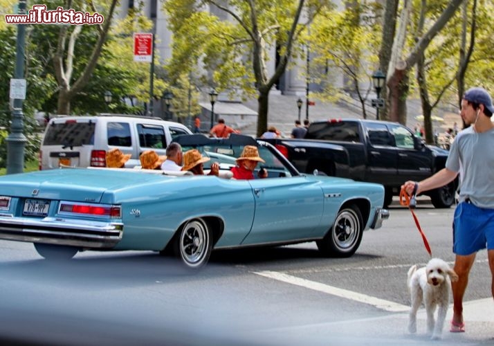 Il team in giro per Manhattan - le ragazze richiamano l'attenzione a bordo di una Buick - © DONNAVVENTURA® 2013 - Tutti i diritti riservati - All rights reserved