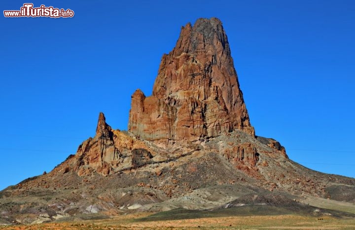 Un pinnacolo di arenaria - la particolare formazione geologica ci ricorda che siamo nei pressi della Monument Valley in Arizona, USA - © DONNAVVENTURA® 2013 - Tutti i diritti riservati - All rights reserved