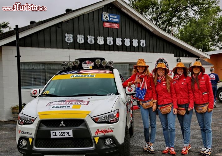 Il team verso il confine nord del Texas -  foto di gruppo davanti al Midpoint Cafe Adrian. Qui ci troviamo esattamente a metà della Route 66, a 1139 miglia da Chicago e 1139 miglia da Santa Monica - © DONNAVVENTURA® 2013 - Tutti i diritti riservati - All rights reserved