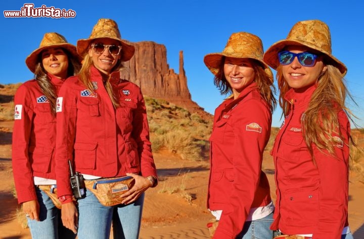 Il team in posa alla monument valley - © DONNAVVENTURA® 2013 - Tutti i diritti riservati - All rights reserved