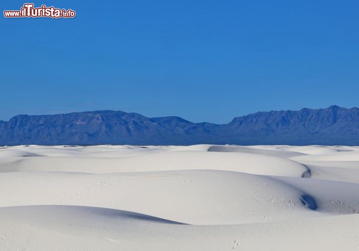 Le dune di gesso del New Mexico - White Sands è un particolare deserto di dune di gesso che si trova nei pressi di Alamogordo, quasi al confine con il Messico. Sembra quasi che una nevicata abbiam coperto le dune di sabbia, ma il candore è reale, dovuto alla presenza dei gessi - © DONNAVVENTURA® 2013 - Tutti i diritti riservati - All rights reserved