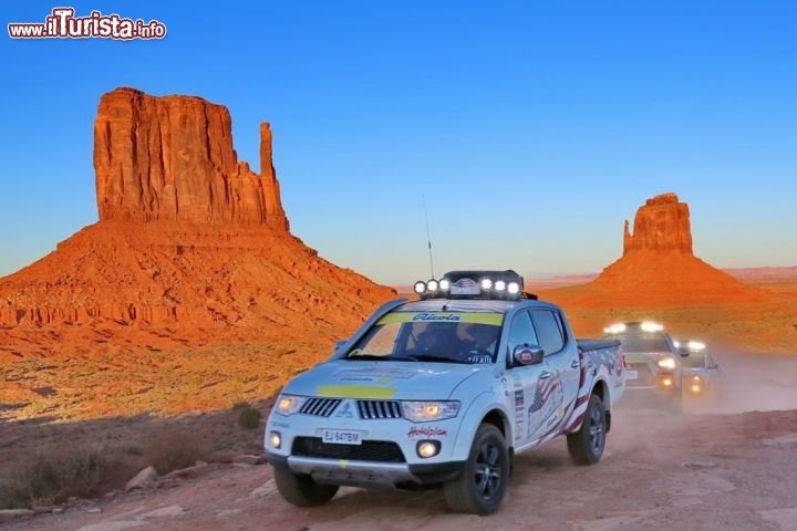 Monument Valley al tramonto - Guidare lungo le strade sterrate della Monument Valley, all'alba o al tramonto, è il modo migliore per scoprire questo Monumento Nazionale americano, situato in territorio Navajo - © DONNAVVENTURA® 2013 - Tutti i diritti riservati - All rights reserved