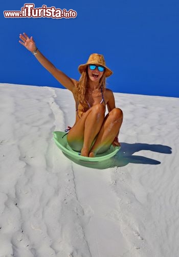 Divertimento sulle dune di white sands - Il fatto che siamo vicino al confine del Messico spiega l'abbigliamento estivo, e questa non è neve bensì un pendio fatto di sabbie con composizione ricca di minerali di gesso - © DONNAVVENTURA® 2013 - Tutti i diritti riservati - All rights reserved