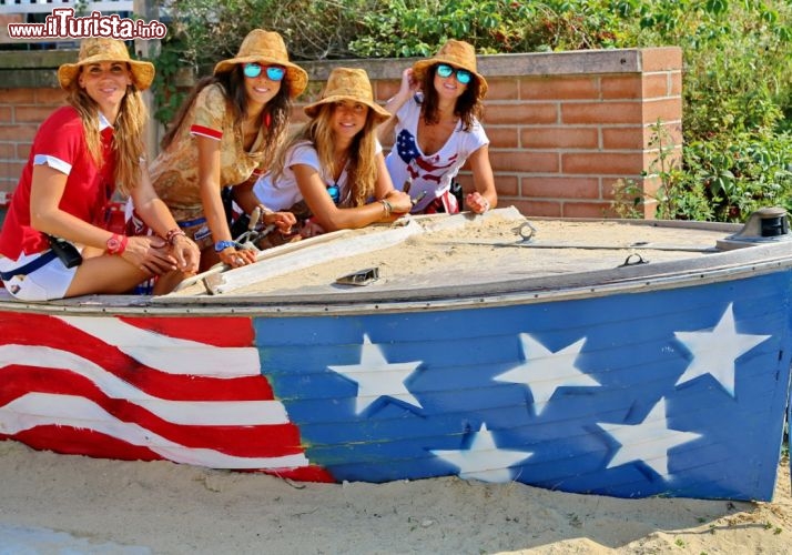 Le Ragazze in posa a Put in Bay - siamo nei pressi del lago Eyre, al confine tra USA e Canada - © DONNAVVENTURA® 2013 - Tutti i diritti riservati - All rights reserved 