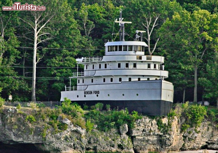 Edificio a forma di nave - ci troviamo presso South Bass Island, sulle  sponde del lago Eyre al confine con il Canada - © DONNAVVENTURA® 2013 - Tutti i diritti riservati - All rights reserved