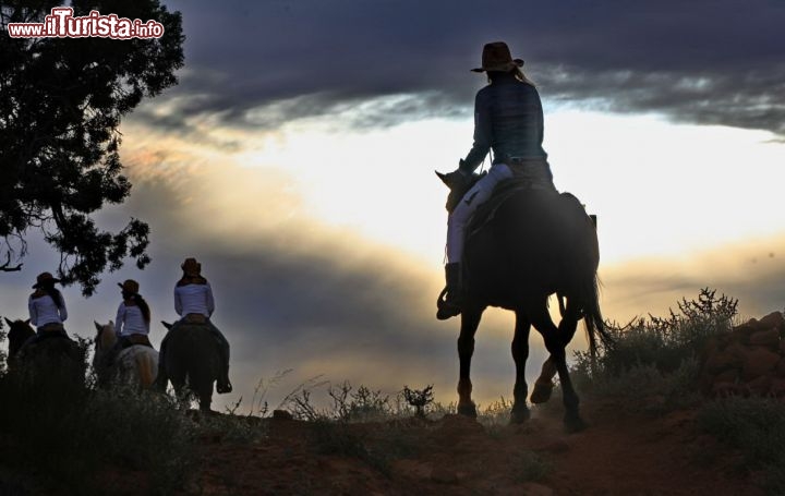 La nostra Ana a cavallo - In controluce al tramonto nella monument Valley dell'Arizona - © DONNAVVENTURA® 2013 - Tutti i diritti riservati - All rights reserved