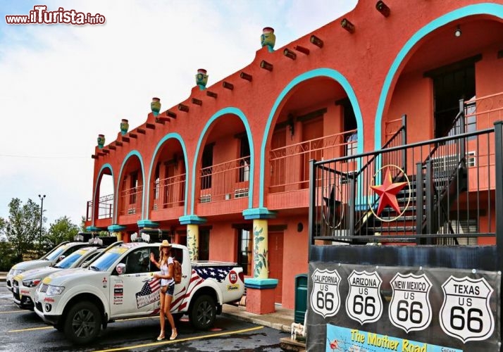 L'arrivo in Texas - le macchine davanti al Big Texan motel, sulla mitica Route 66 - © DONNAVVENTURA® 2013 - Tutti i diritti riservati - All rights reserved