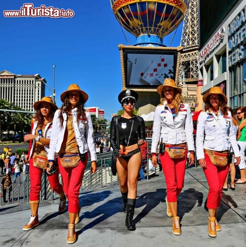 Il team passeggia lungo la Strip di Las Vegas - Con loro una "new entry" un pò trasgressiva - © DONNAVVENTURA® 2013 - Tutti i diritti riservati - All rights reserved