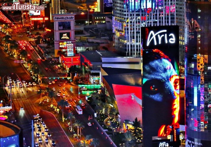 Volo notturno su Las Vegas - Vista notturna della celebre Strip di Las Vegas, la scintillante città nel deserto del Nevada - © DONNAVVENTURA® 2013 - Tutti i diritti riservati - All rights reserved