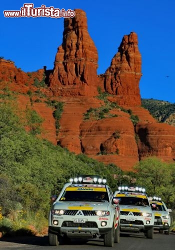 Carovana fra le rocce rosse di Sedona - Sedona, in Arizona, è una delle mete preferite dagli appassionati di New Age, dato che le montagne intorno alla città sembrano possedere delle "energie" particolari, particolarmente positive - © DONNAVVENTURA® 2013 - Tutti i diritti riservati - All rights reserved