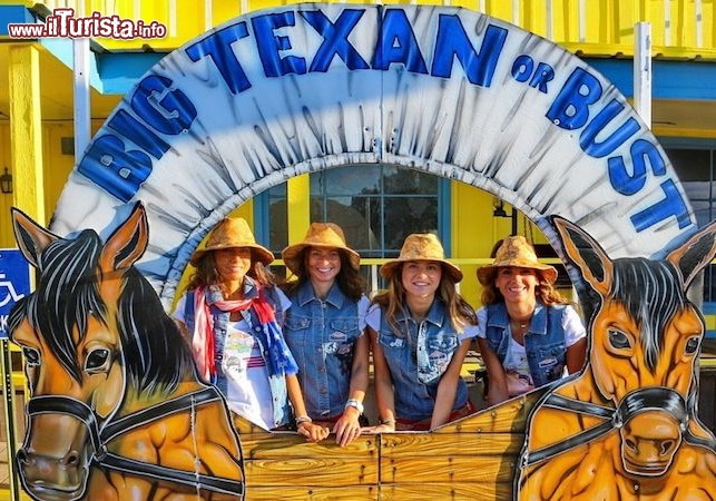 Motel Big Texan lungo la Route 66 - Il team in posa davanti al ristorante della famosa "Mother Road" - © DONNAVVENTURA® 2013 - Tutti i diritti riservati - All rights reserved