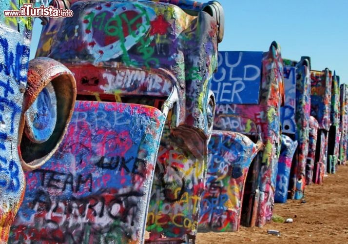 Ad Amarillo in Texas - Qui troviamo il Cadillac Ranch, con il suo particolare monumento, un originale tributo alle automobili Cadillac ed alla Route 66 - © DONNAVVENTURA® 2013 - Tutti i diritti riservati - All rights reserved