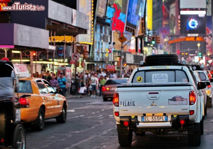 In pick up dentro la Grande Mela - Le ragazze attraversano Time Square a New York City - © DONNAVVENTURA® 2013 - Tutti i diritti riservati - All rights reserved