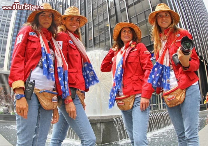 Il team nel cuore di Manhattan - Le ragazze posano davanti ai grandi grattacieli di New York - © DONNAVVENTURA® 2013 - Tutti i diritti riservati - All rights reserved