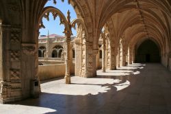 Volte e colonnato nel Monastero dos Jeronimos ...