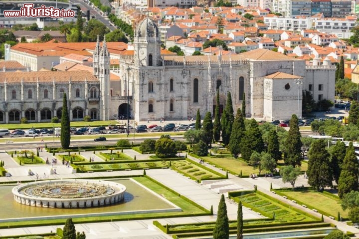 Immagine Vista aerea del Monastero dos Jeronimos a Lisbona, nel quartiere di Belém - © JoseIgnacioSoto / iStockphoto LP.