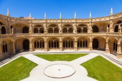 Chiostro interno al Monastero dos Jeronimos a ...