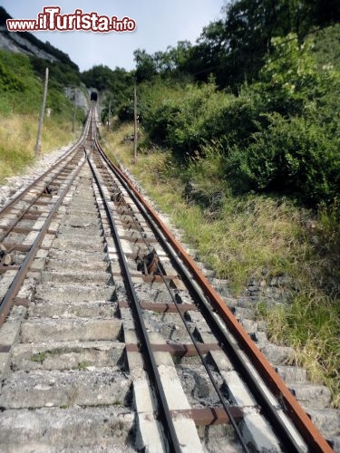 L'ascesa in funicolare a St. Hilaire du Touvet - A mettere in comunicazione le due aree di decollo e atterraggio, oltre ad una tortuosa strada carrabile, è una pittoresca funicolare che si arrampica in maniera quasi ortogonale al terreno su un “muro” di roccia di oltre 700 metri. Meno male che a tenerla insieme non è la cera!