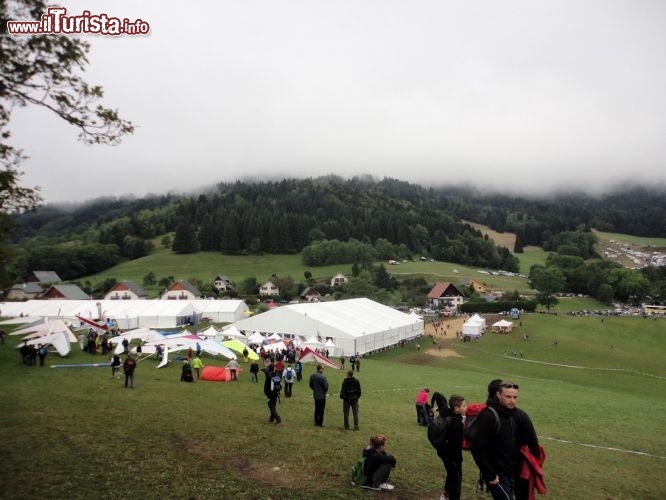 Stand gastronomici e showroom alla Coupe Icare - Completano il quadro i chioschi alimentari dove assaggiare piatti che spaziano dalla cucina indiana a quella messicana, i bar che spillano birre dall’alba a notte inoltrata e l’area di campeggio che accoglie tende e camper di appassionati e semplici curiosi provenienti da tutto il mondo. 