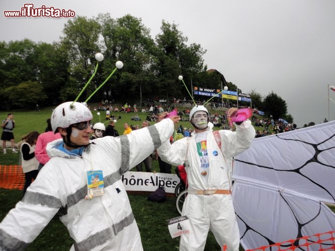 I personaggi pittoreschi della Coupe Icare - Il programma del festival è ricco e variegato per tutti e quattro i giorni. Il fulcro è l’Icarnaval (sabato e domenica), l’esibizione “carnevalesca” in cui a vincere non è tanto l’atleta più bravo, quanto quello più estroso nell’agghindare il proprio parapendio o il proprio deltaplano. Animali, mezzi di trasporto inventati, mostri di ogni genere e tutto quello che non vi sognereste mai di vedersi librare per aria finisce con il fluttuare dolcemente a pochi metri dalle teste degli stralunati osservatori, che restano a bocca aperta al cospetto dell’originalità e dell’abilità con cui questi campioni dell’aria conducono i propri velivoli.