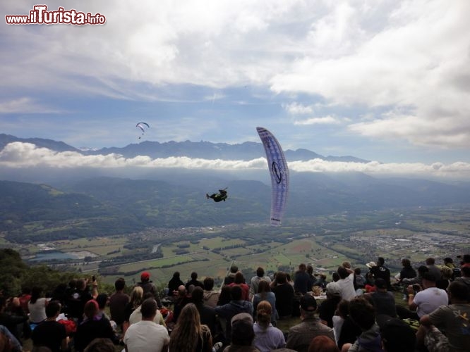 A cominciare per primi le evoluzioni della Coupe Icare sono i parapendisti