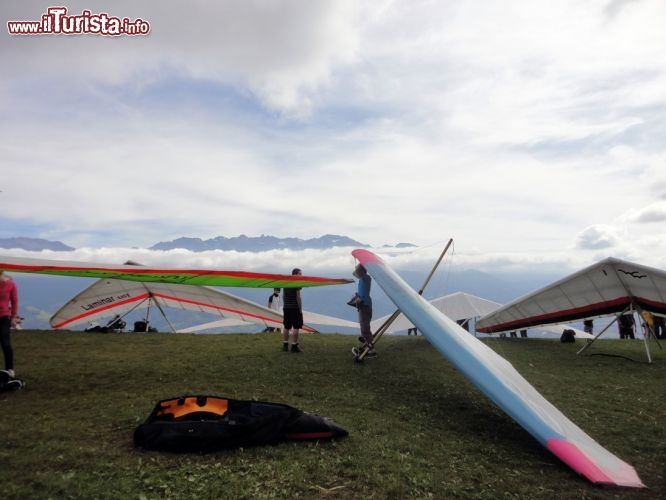 I deltaplani si preparano al decollo alla Coupe Icare di Saint Hilaire du Touvet