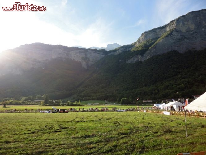 Quasi al tramonto si comincia ad approntare Coupe Icare Saint Hilaire du Touvet l'ultimo variopinto spettacolo di giornata...
