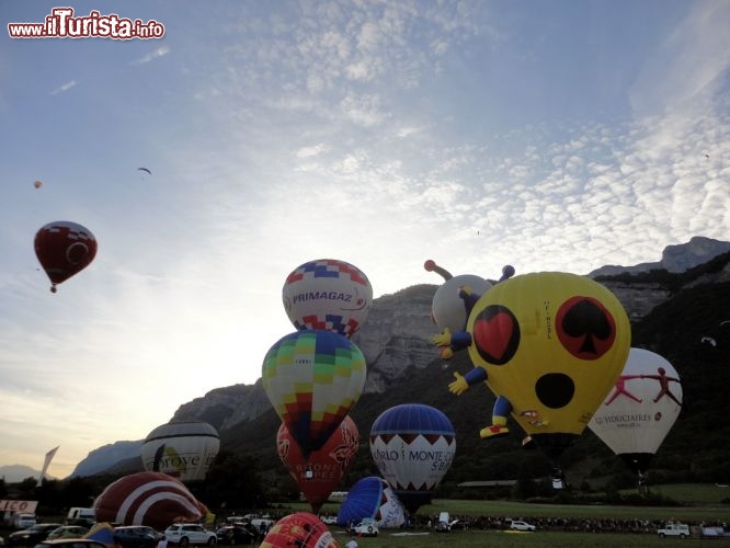 Tramonto spettacolare con le mongolfiere della Coupe Icare