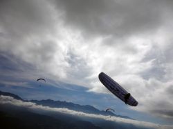 Volo di un parapendio alla Coupe Icare