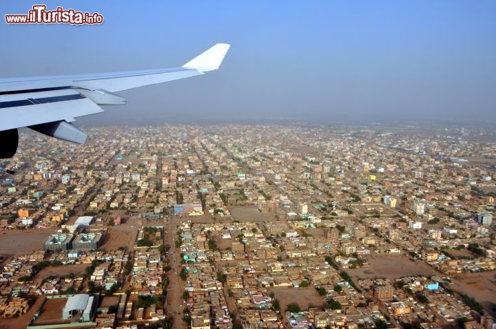 Volo Francoforte  - Khartoum con Lufthansa: arrivo nella capitale del Sudan caratterizzata dalle case basse e colorate - Per ulteriori informazioni: I viaggi di Maurizo Levi ed in particolare il Tour del Regno dei Faraoni Neri