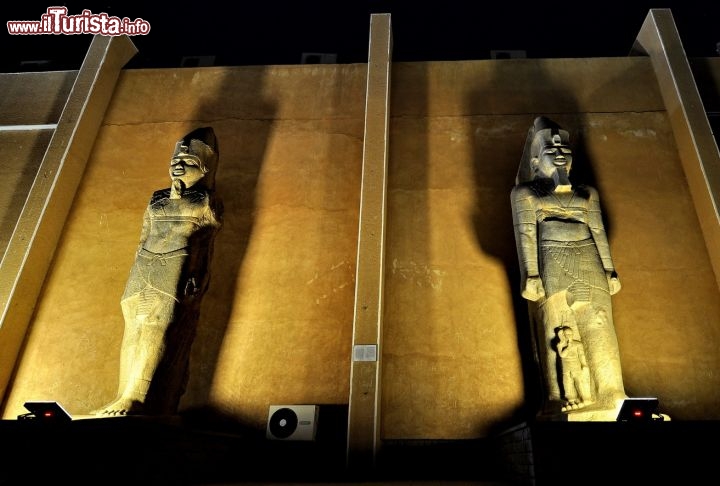 Museo Archeologico di Khartoum: i colossi di Tabo appena dopo l'ingresso al museo - Per ulteriori informazioni: I viaggi di Maurizo Levi ed in particolare il Tour del Regno dei Faraoni Neri