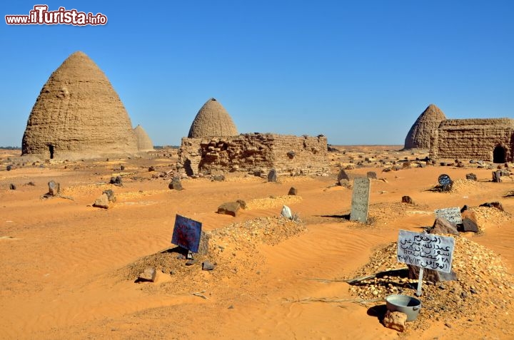 Old Dongola: alcune Koubba (tombe di uomini importanti) nel cimitero musulmano della città del Sudan - Per ulteriori informazioni: I viaggi di Maurizo Levi ed in particolare il Tour del Regno dei Faraoni Neri