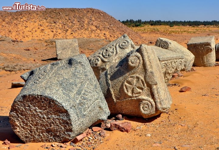 Capitelli a terra di una chiesa cristiana ad Old Dongola in Sudan - Per ulteriori informazioni: I viaggi di Maurizo Levi ed in particolare il Tour del Regno dei Faraoni Neri