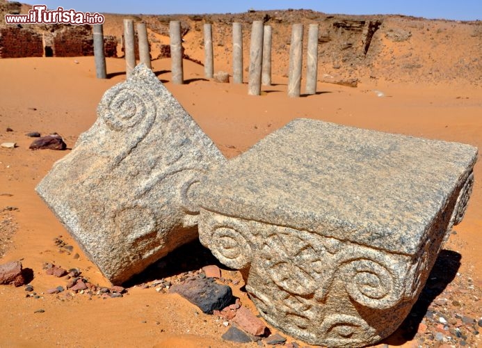 Fotografia delle rovine di Old Dongola in Sudan. Sullo scondo le colonne di una basilica cristiana - Per ulteriori informazioni: I viaggi di Maurizo Levi ed in particolare il Tour del Regno dei Faraoni Neri