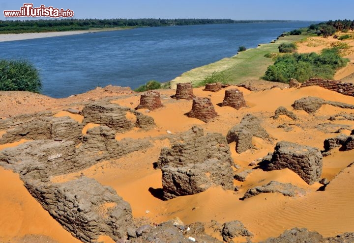 Il fiume Nilo e le rovine del sito archeologico di Old Dongola in Sudan - Per ulteriori informazioni: I viaggi di Maurizo Levi ed in particolare il Tour del Regno dei Faraoni Neri