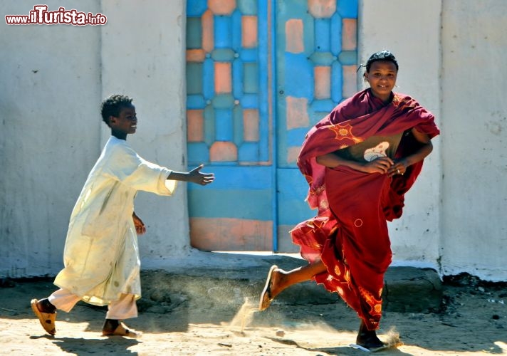 Fotografia di ragazzi di un villaggio nubiano in Sudan, mentre giocano in un assolato pomeriggio di aprile - Per ulteriori informazioni: I viaggi di Maurizo Levi ed in particolare il Tour del Regno dei Faraoni Neri