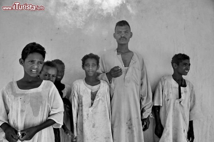 Fotografia in bianco e nero di un gruppo di ragazzi sudanesi nella regione di Nubia in Sudan - Per ulteriori informazioni: I viaggi di Maurizo Levi ed in particolare il Tour del Regno dei Faraoni Neri