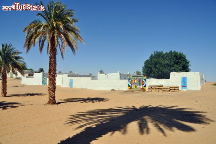 Una tipica casa nubiana vicino ad Old Dongola in Sudan. Le abitazioni sono datate di un muro di cinta che ha il compito di tenere fuori dall'abitazione la sabbia del deserto - Per ulteriori informazioni: I viaggi di Maurizo Levi ed in particolare il Tour del Regno dei Faraoni Neri