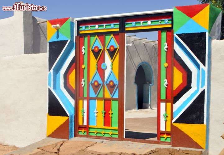 Fotografia di un tipico cancello colorato della Nubia in Sudan - Per ulteriori informazioni: I viaggi di Maurizo Levi ed in particolare il Tour del Regno dei Faraoni Neri