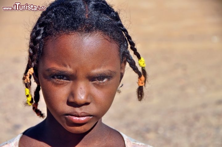 Una bambina nubiana:  i villaggi del centro del Sudan vi accolgono con una miriade di bambini che chiedono di essere fotografati e poi vogliono rivedersi nel display della camera - Per ulteriori informazioni: I viaggi di Maurizo Levi ed in particolare il Tour del Regno dei Faraoni Neri