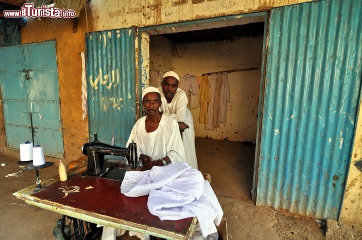 Un negozio di sartoria in un villaggio del Sudan, nella storica regione della Nubia - Per ulteriori informazioni: I viaggi di Maurizo Levi ed in particolare il Tour del Regno dei Faraoni Neri