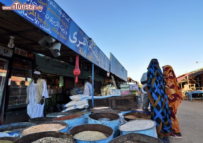 Camminando in un Villaggio del Sudan Centrale, a nord di Dongola - Per ulteriori informazioni: I viaggi di Maurizo Levi ed in particolare il Tour del Regno dei Faraoni Neri