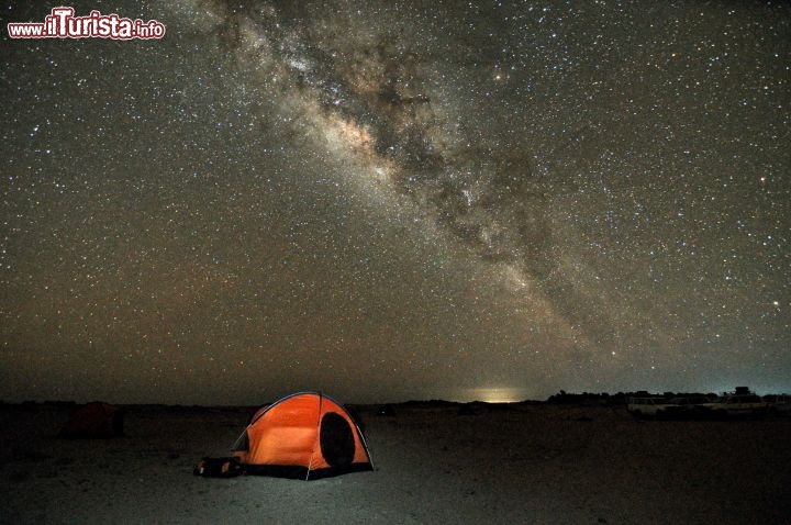In tenda nel deserto del Sudan: il cielo notturno della Nubia vi accoglie con un incredibile tappeto di stelle. Alla fine del percorso della Via Lattea si vedono le due stelle di alfa e beta del Centauro - Per ulteriori informazioni: I viaggi di Maurizo Levi ed in particolare il Tour del Regno dei Faraoni Neri