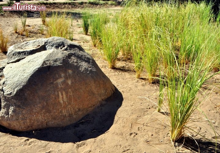 Antichi graffiti su di una roccia di granito alle Cave di Tombos Sudan - Per ulteriori informazioni: I viaggi di Maurizo Levi ed in particolare il Tour del Regno dei Faraoni Neri