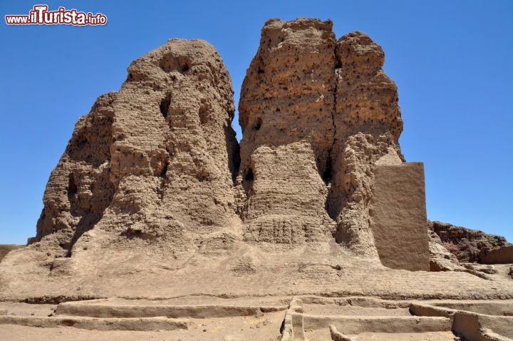 I resti dell antica Kerma in Sudan, notare che quella che sembra una montagna è in realtà ciò che resta di un grande edificio in mattoni - Per ulteriori informazioni: I viaggi di Maurizo Levi ed in particolare il Tour del Regno dei Faraoni Neri