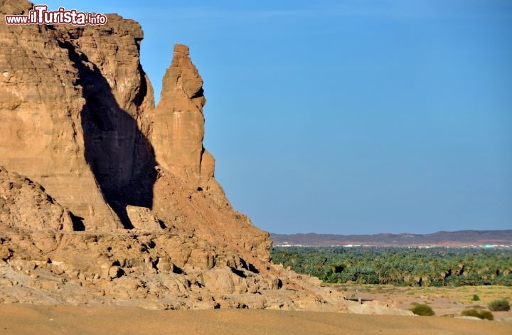 Il monte Gebel Barkal e il picco di arenaria vicino al tempio di Amon a Karima (Sudan). Per gli egiziani rappresentava l'Ureo, tipico del copricapo dei Faraoni - Per ulteriori informazioni: I viaggi di Maurizo Levi ed in particolare il Tour del Regno dei Faraoni Neri