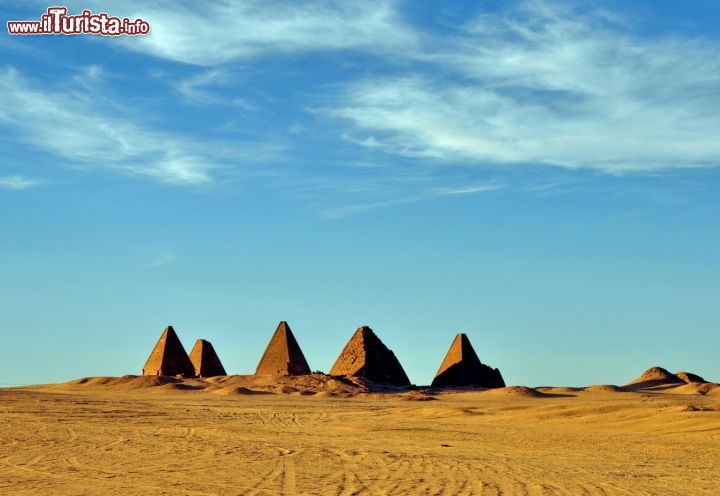 Piramidi del Jebel Barkal, la montagna sacra del Sudan, vicino a Karima - Per ulteriori informazioni: I viaggi di Maurizo Levi ed in particolare il Tour del Regno dei Faraoni Neri
