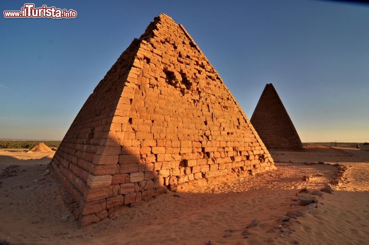 Fotografia delle piramidi del Gebel Barkal al tramonto vicino a Karima in Sudan - Per ulteriori informazioni: I viaggi di Maurizo Levi ed in particolare il Tour del Regno dei Faraoni Neri