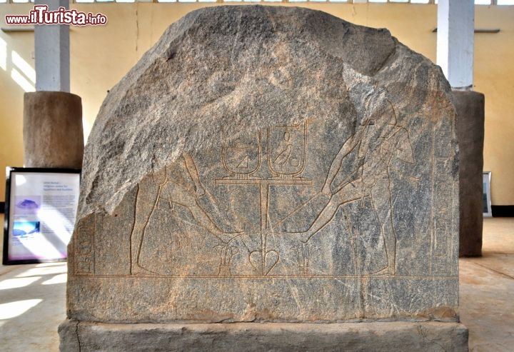 Museo del Gebel Barkal in Sudan: un frammento dove viene mostrata la pesatura dell'anima del defunto - Per ulteriori informazioni: I viaggi di Maurizo Levi ed in particolare il Tour del Regno dei Faraoni Neri
