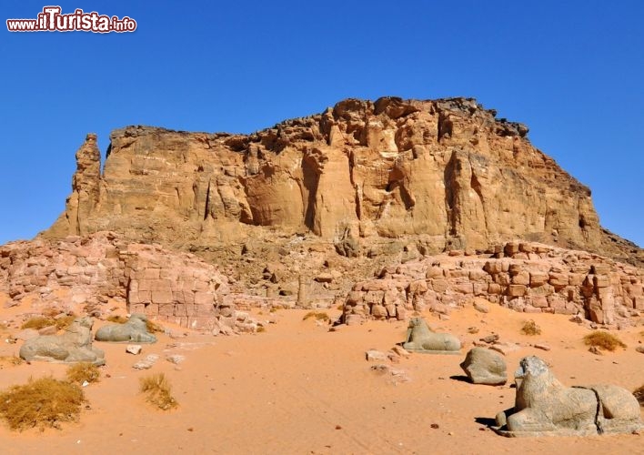 Due file di Arieti introducono al Tempio di Amon alle spalle il Gebel Barkal di karima - Per ulteriori informazioni: I viaggi di Maurizo Levi ed in particolare il Tour del Regno dei Faraoni Neri